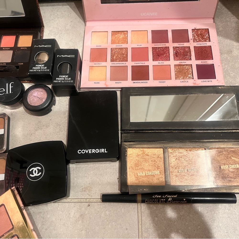 Bulk makeup lot. - Picture 3 of 8